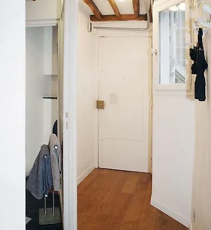 Heart Of Le Marais Apartment