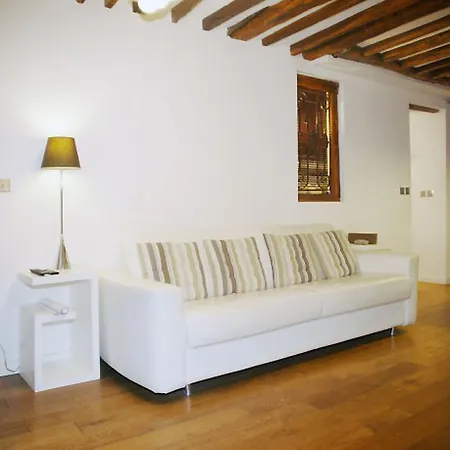 Heart Of Le Marais Apartment